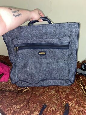 Fifth Avenue Gray Textured Garment Bag with Front Zip Pocket